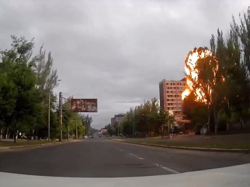 "Попали четко. Прикинь, сколько там было вояк". В оккупированном Донецке прогремел мощный взрыв. Видео