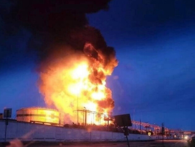 В российском порту Кавказ ночью раздались взрывы, их слышали даже в Керчи, горела нефтебаза. В РФ заявили об атаке дронами и ракетами. Фото