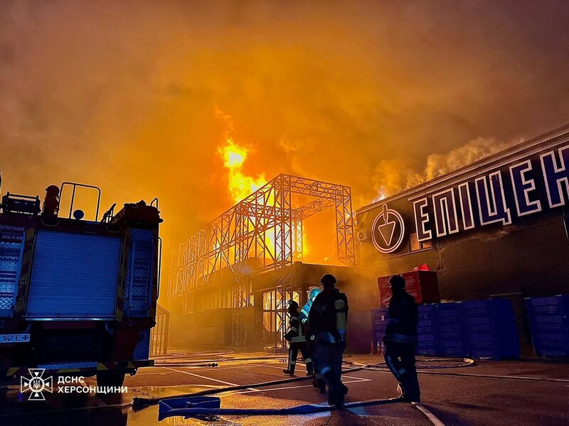 У Херсоні повністю згорів "Епіцентр" після російського обстрілу. Фото, відео