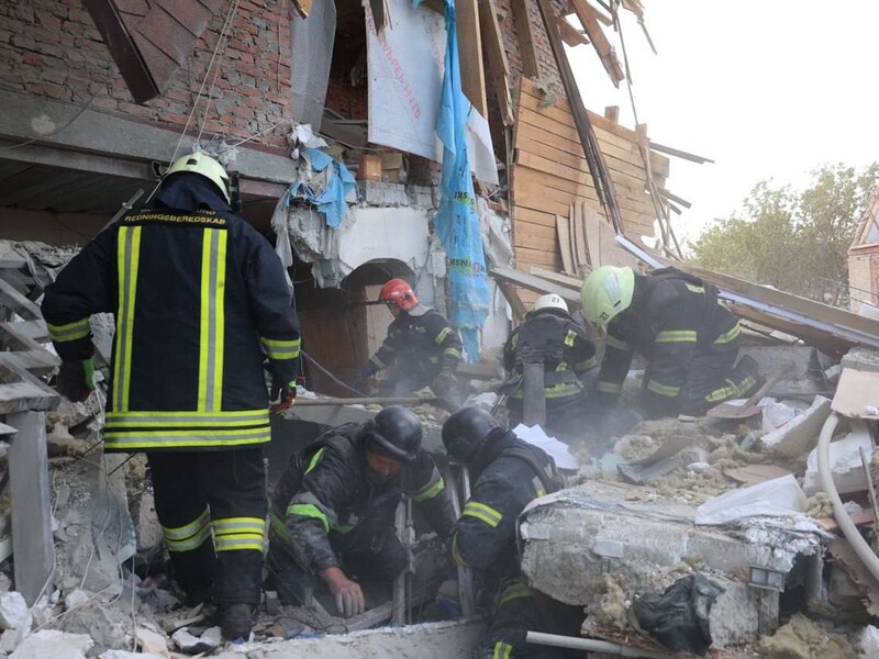 Спасатели больше часа деблокировали мужчину из-под завалов дома в Харькове