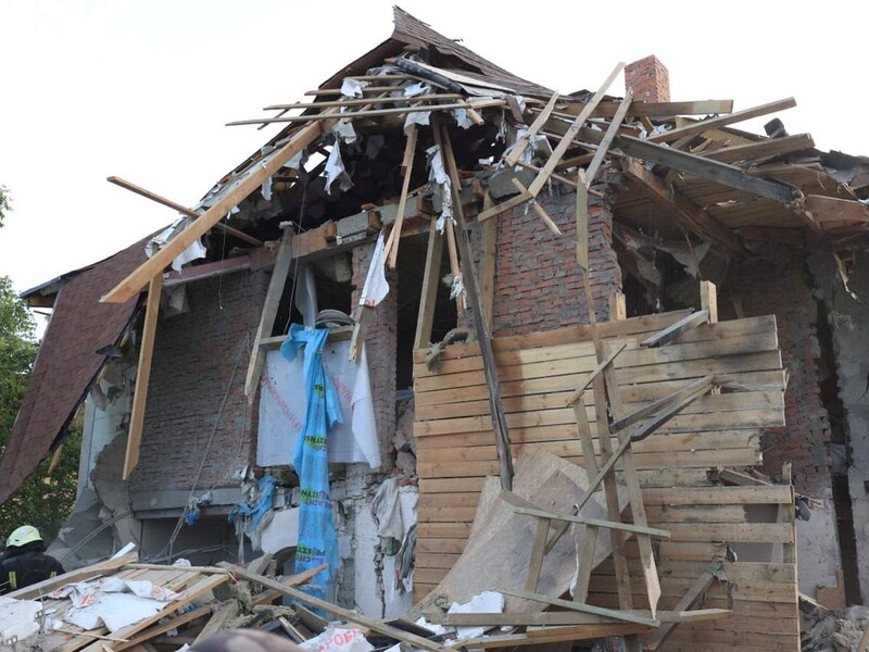 Пострадавший от удара авиабомбами по Харькову, которого спасатели два часа доставали из-под завалов, умер в больнице – мэр