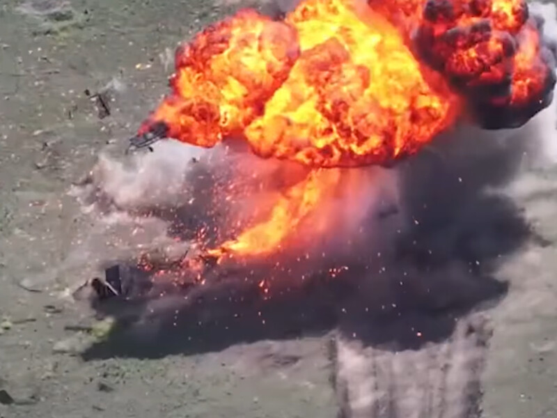 "Эти железяки и их экипажи штурмуют ворота ада". ВСУ показали, как горят "танки-сараи" после ударов украинских дронов. Видео