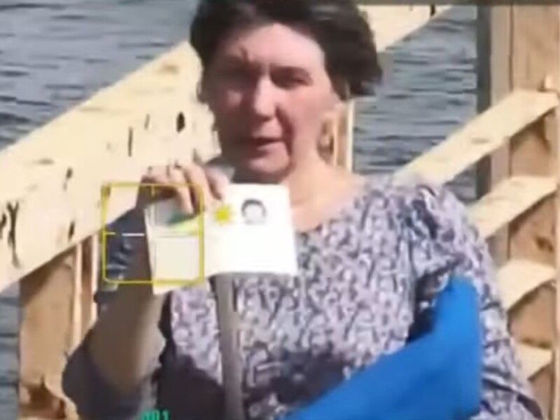 В Херсонской области украинка пешком сбежала из российской оккупации, военные вели ее дроном. Видео