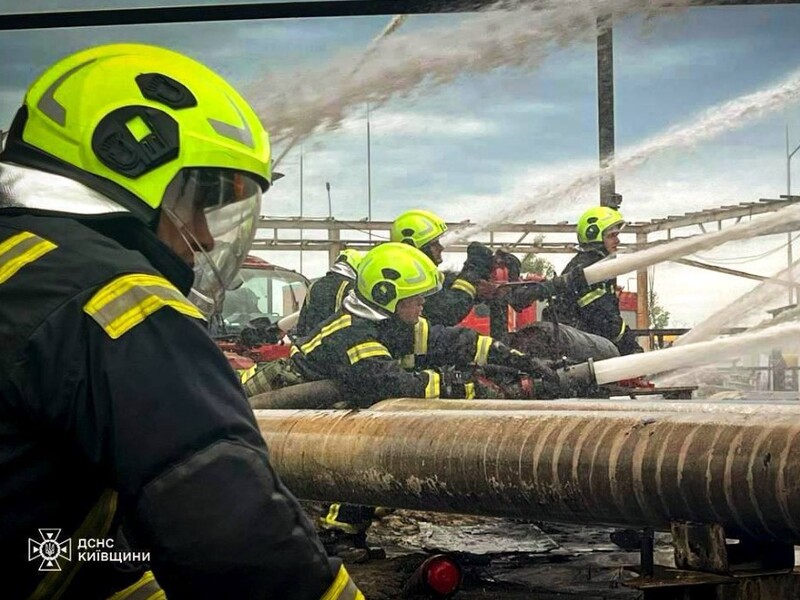 Рятувальники загасили пожежу під Києвом, яка тривала три доби після атаки РФ