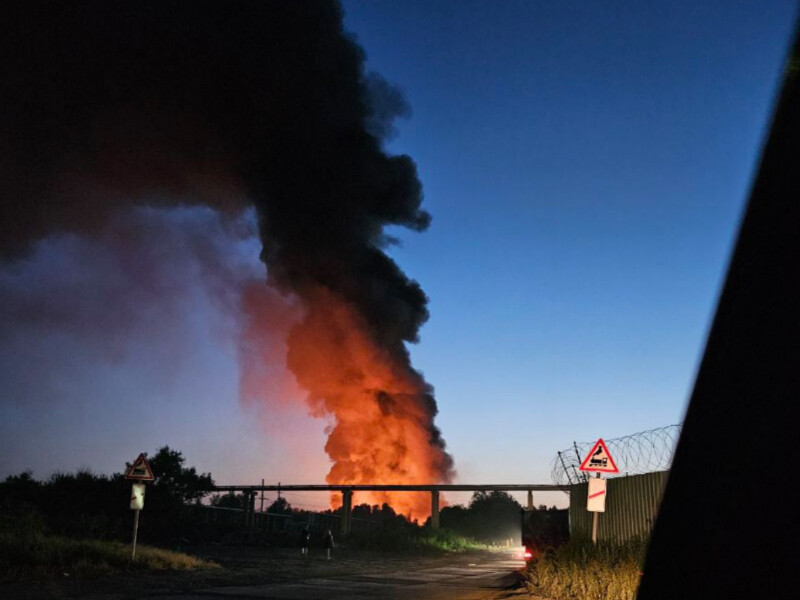 Нафтобаза в Азові після удару дронами горить уже третю добу. Фото, відео