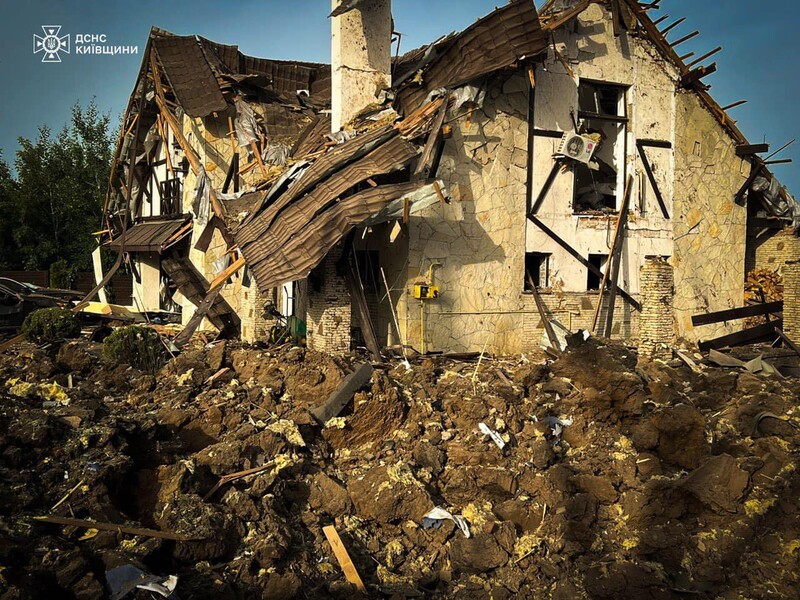 В результате ракетной атаки РФ в Киевской области ранены два человека. Повреждены десятки домов и АЗС. Фото