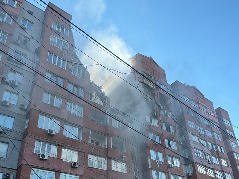 РФ влучила ракетою в дев'ятиповерхівку у Дніпрі. Зруйновано кілька поверхів, є поранені. Відео