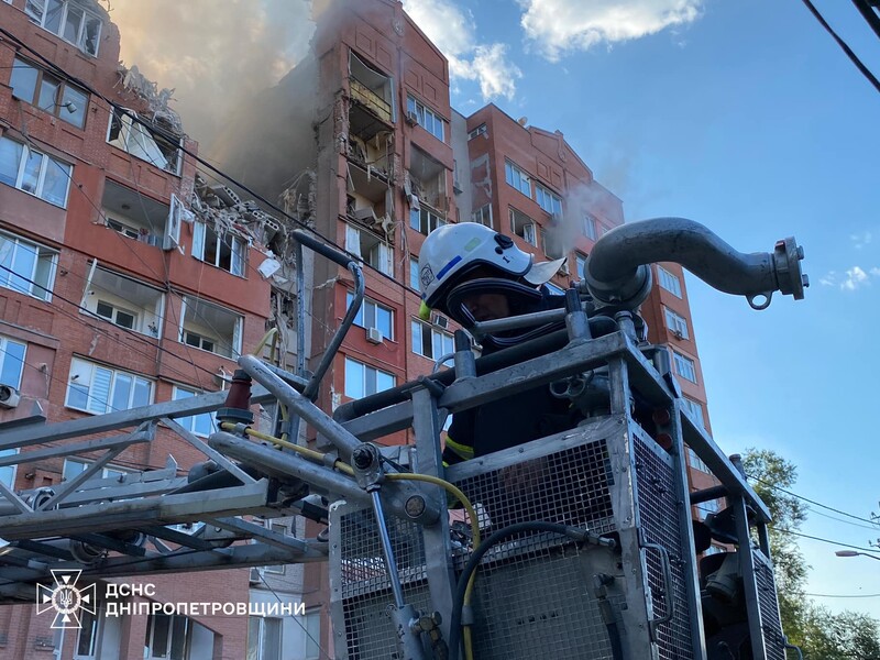 Ракетный удар РФ по многоэтажке в Днепре. Два человека не выходят на связь, часть дома обрушилась