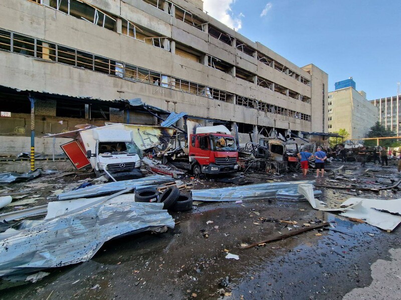 РФ ударила по центру Харкова 500-кілограмовою авіабомбою. В ОВА повідомили про знищення терміналу "Нової пошти". Фото