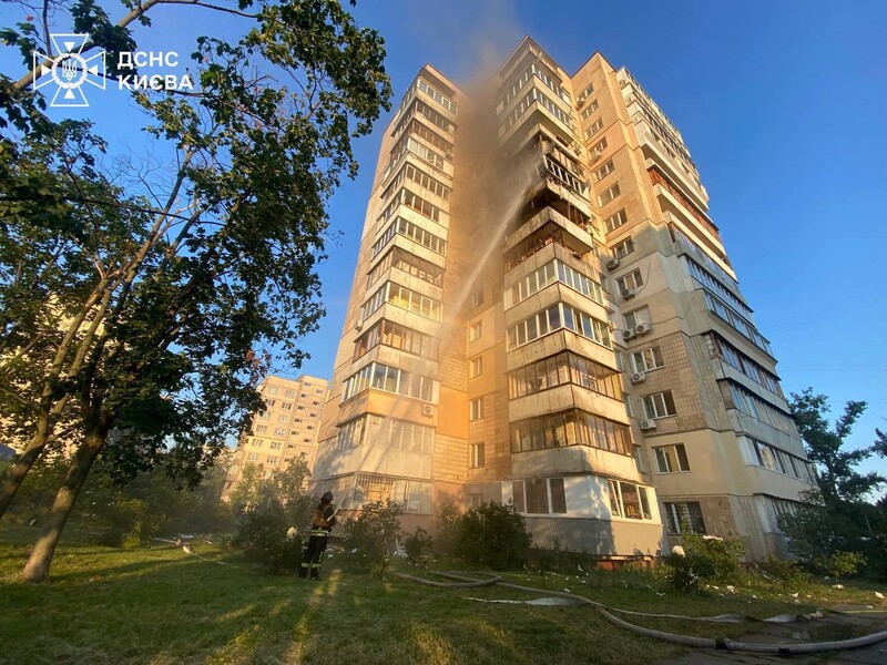 В Киеве из-за падения обломков ракеты пострадали пять женщин. Фото
