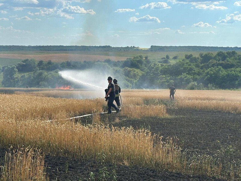 В Харьковской области из-за обстрела горело поле пшеницы, в Донецкой – детей эвакуируют с линии фронта, десятки раненых на востоке и юге страны. Сводка ОВА за сутки