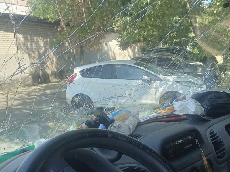 Оккупанты ударили дроном по автомобилю волонтеров и точке выдачи гуманитарной помощи в Станиславе, двое человек пострадали – ОВА