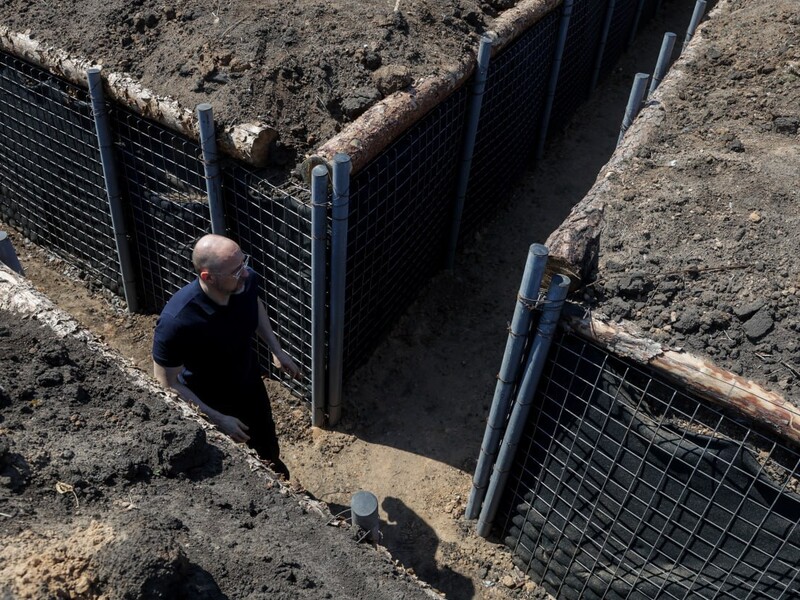 Шмигаль показав, який вигляд мають фортифікації в Харківській області. На їх будівництво Кабмін цьогоріч виділив 5,9 млрд грн. Фото